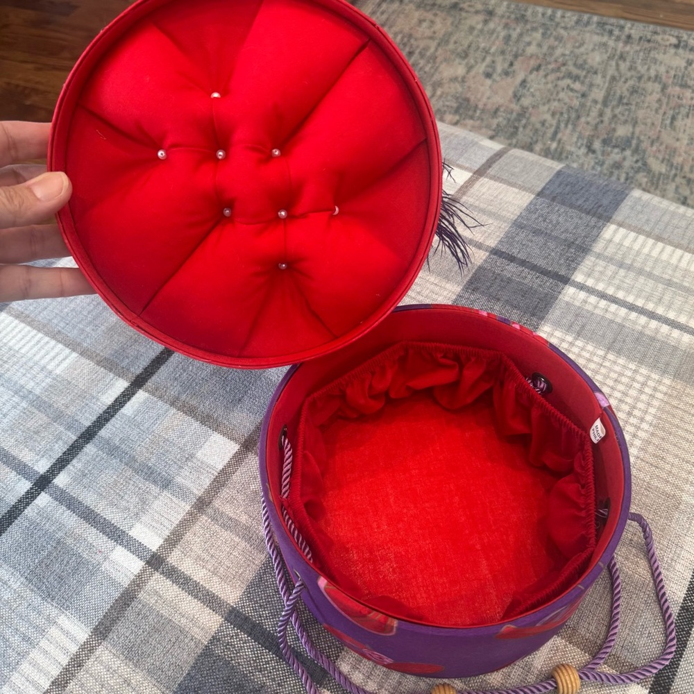 Vintage St Jane Collection by Dritz Red Hat Society Sewing box - Picture 5 of 7